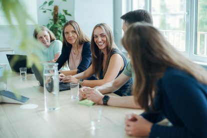 hms-verlaesslichkeit-projektabstimmung Fünf Mitarbeitende von HMS stimmen sich gemeinsam zu einer Projektaufgabe in einem Meeting ab.