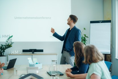 hms-kompetenzfeld-projektmanagement HMS-Mitarbeitende tauschen sich im Kompetenzfeld Projektmanagement zu Methoden, Führung und erfolgreicher Projektarbeit aus.