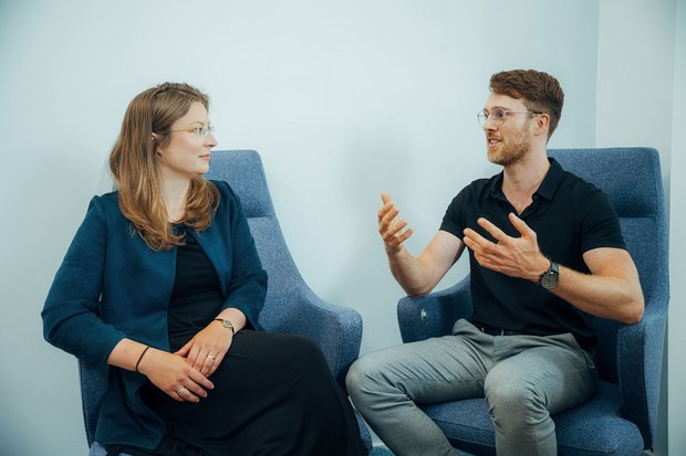 Zusammenarbeit im Kundenprojekt Zwei Projektmitarbeitende im Fachgespräch zur Umsetzung einer GxP-konformen R-Umgebung